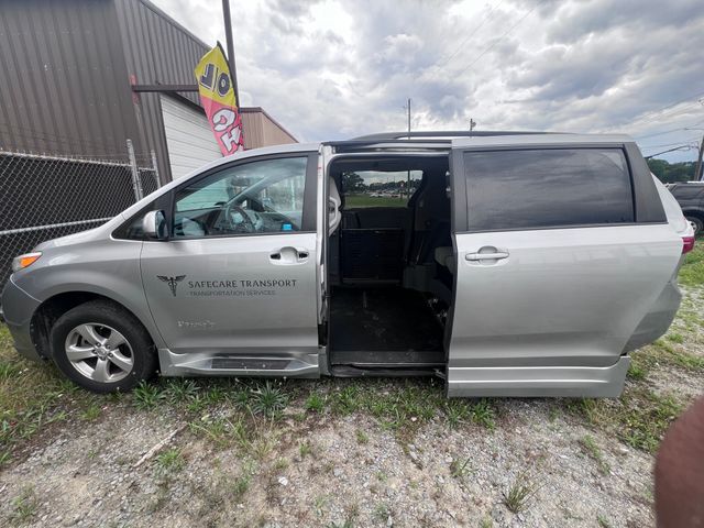 2017 Toyota Sienna - Image 9