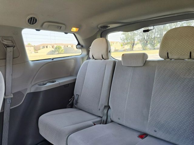 2017 Toyota Sienna - Image 36