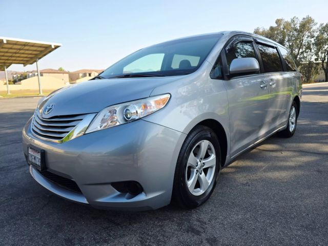 2017 Toyota Sienna - Image 3