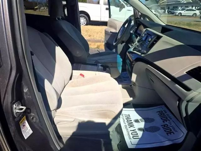 2011 Toyota Sienna - Image 13