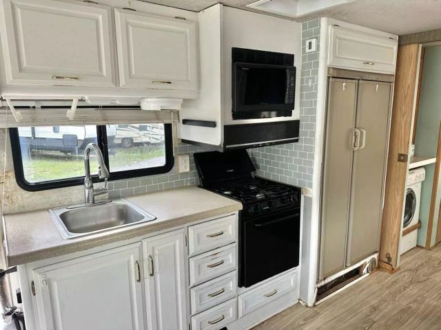 2000 Fleetwood Bounder - Image 12