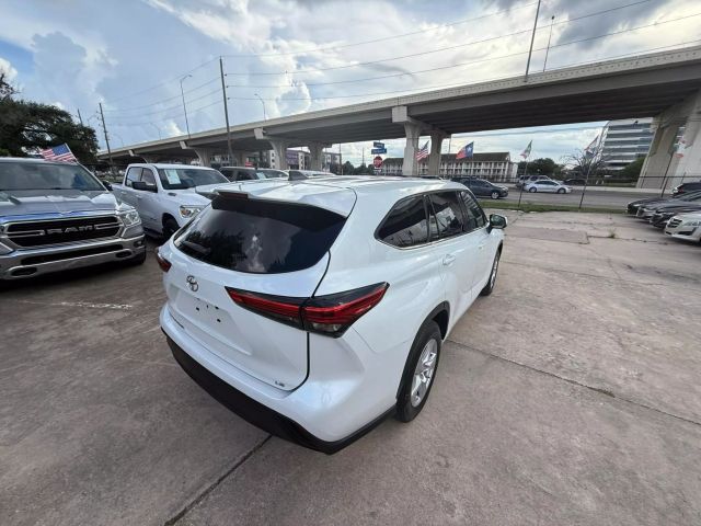 2022 Toyota Highlander - Image 14