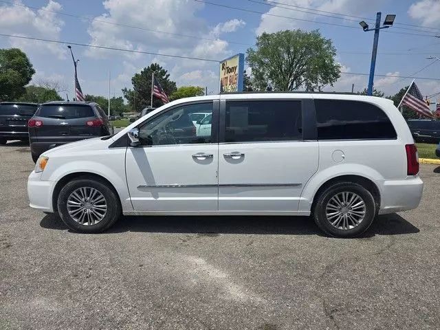 2014 Chrysler Town & Country - Image 8
