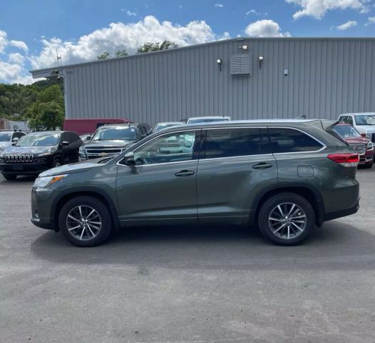 2017 Toyota Highlander Xle Sport Utility 4d - Image 4