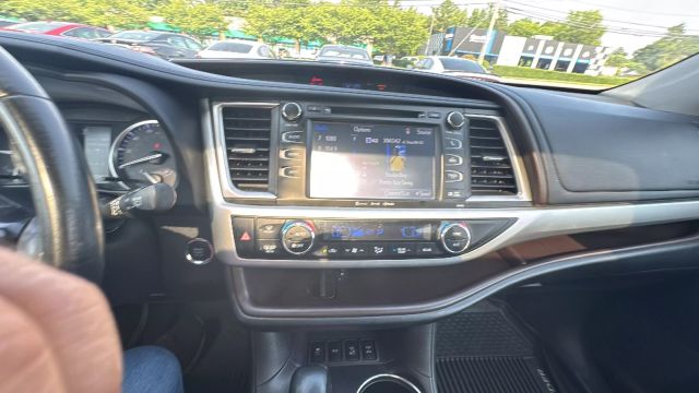 2019 Toyota Highlander - Image 16