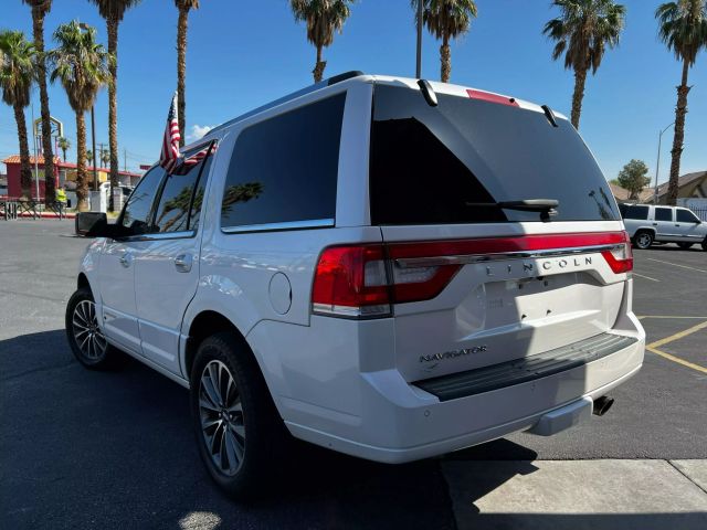 2017 Lincoln Navigator - Image 3