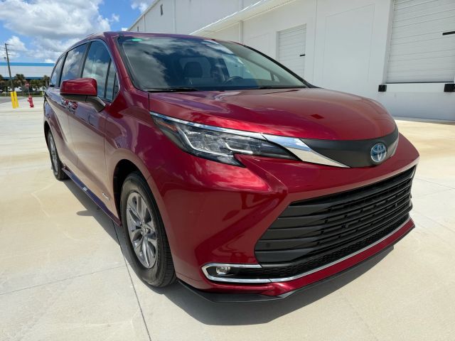 2021 Toyota Sienna - Image 1