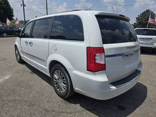 2014 Chrysler Town & Country - Image 4