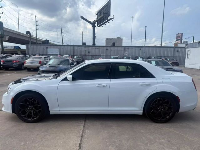2019 Chrysler 300 - Image 10