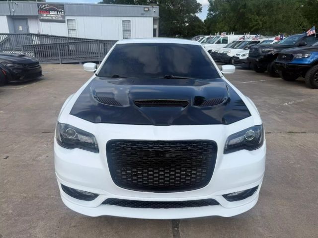 2019 Chrysler 300 - Image 11