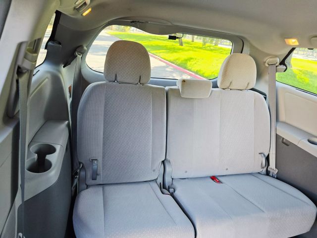 2017 Toyota Sienna - Image 33