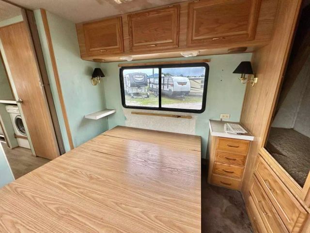 2000 Fleetwood Bounder - Image 5
