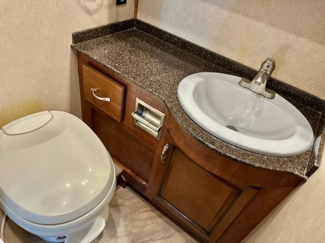2017 Fleetwood Bounder - Image 18