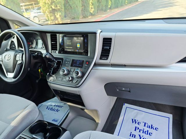 2017 Toyota Sienna - Image 26