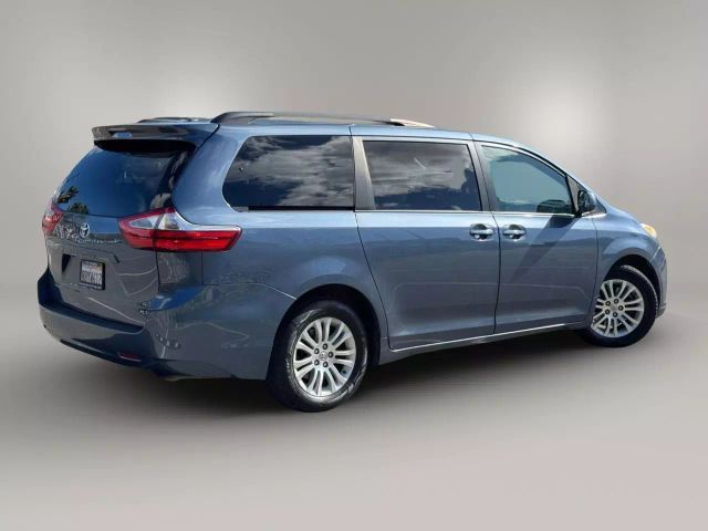 2016 Toyota Sienna - Image 11