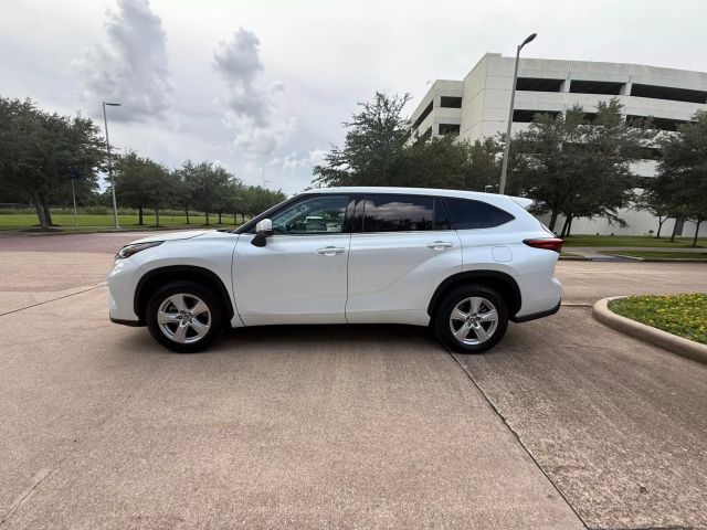 2022 Toyota Highlander - Image 8