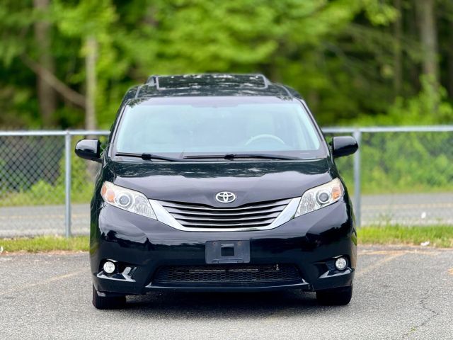 2013 Toyota Sienna Xle Minivan 4d - Image 2