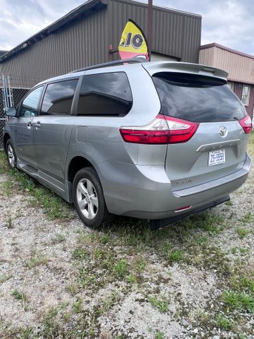 2017 Toyota Sienna - Image 7