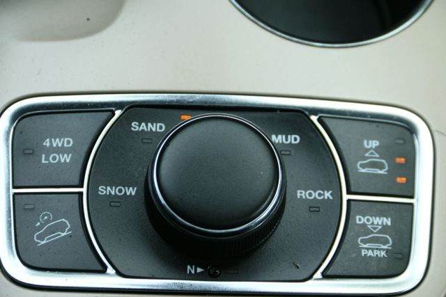 2015 Jeep Grand Cherokee - Image 31