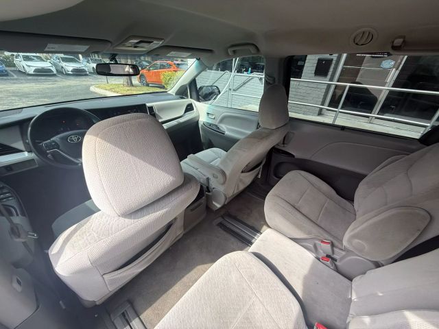 2015 Toyota Sienna - Image 12