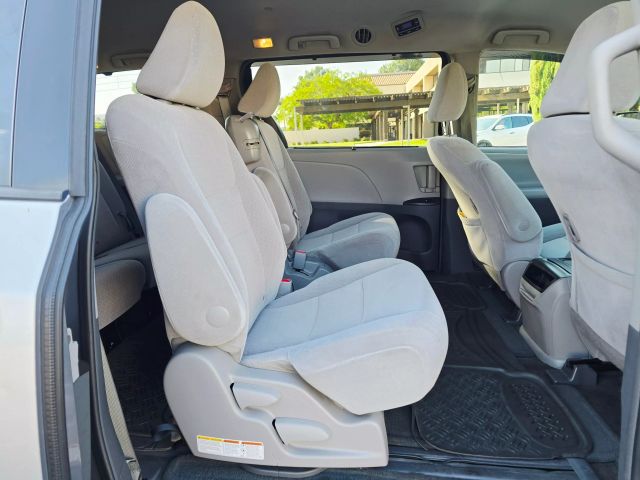 2017 Toyota Sienna - Image 29