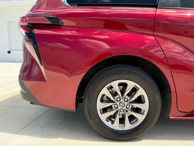 2021 Toyota Sienna - Image 13