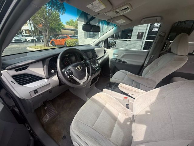 2015 Toyota Sienna - Image 9
