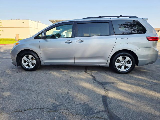 2017 Toyota Sienna - Image 5