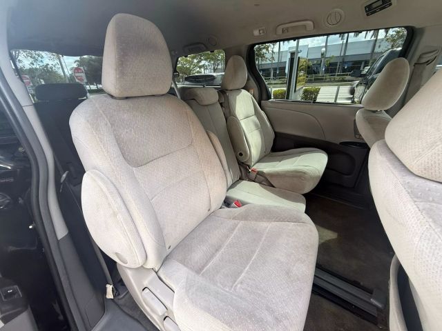 2015 Toyota Sienna - Image 16
