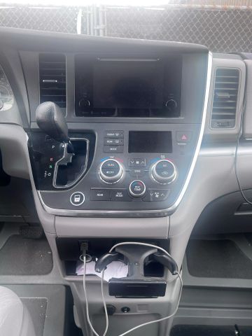 2017 Toyota Sienna - Image 12