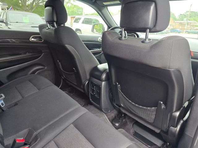2017 Jeep Grand Cherokee - Image 19