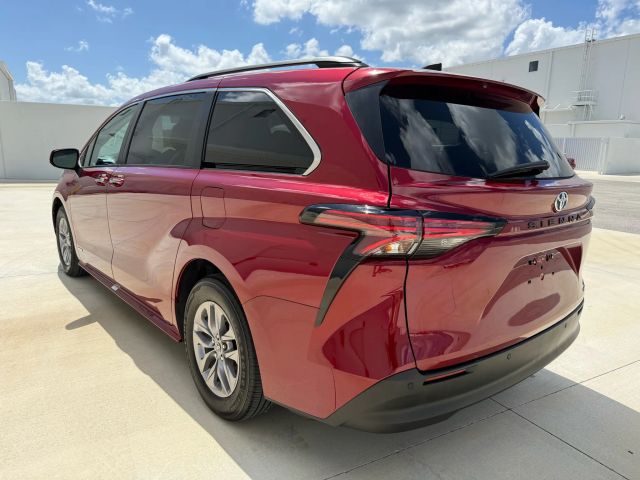 2021 Toyota Sienna - Image 26