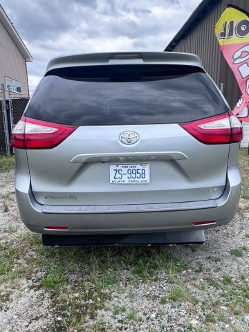 2017 Toyota Sienna - Image 6