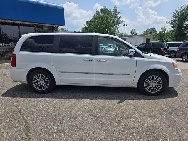 2014 Chrysler Town & Country - Image 7