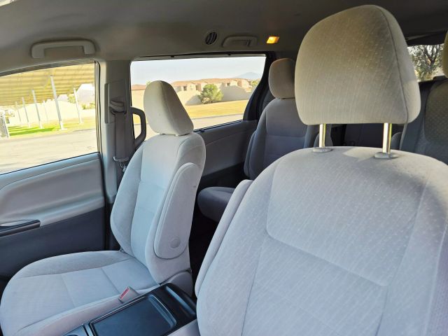 2017 Toyota Sienna - Image 13