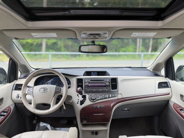 2013 Toyota Sienna Xle Minivan 4d - Image 14