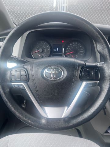 2017 Toyota Sienna - Image 10