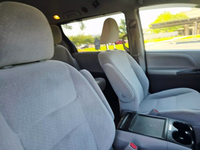 2017 Toyota Sienna - Image 25