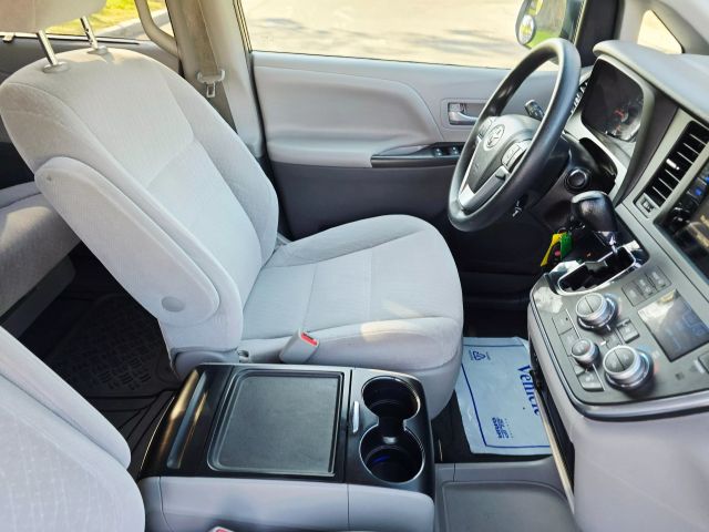 2017 Toyota Sienna - Image 27