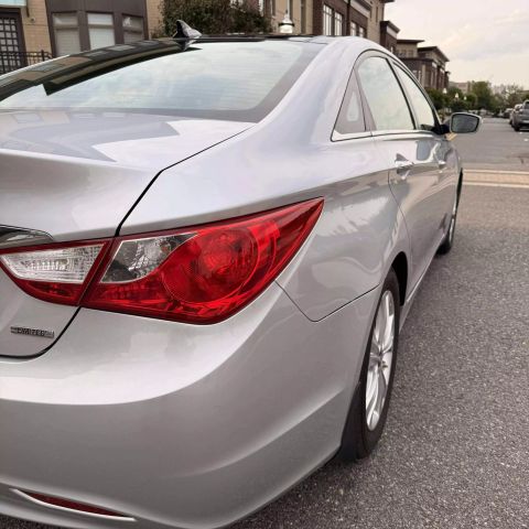2012 Hyundai Sonata Limited Sedan 4d - Image 11
