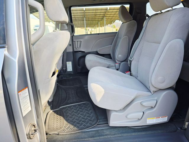 2017 Toyota Sienna - Image 34