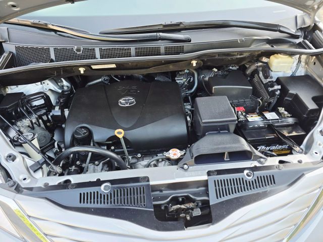 2017 Toyota Sienna - Image 44