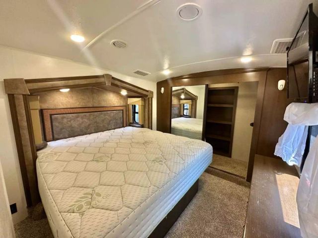 2017 Cedar Creek By Forest River Silverback Fifth Wheel - Image 10