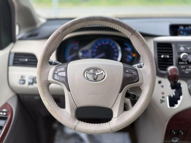 2013 Toyota Sienna Xle Minivan 4d - Image 17