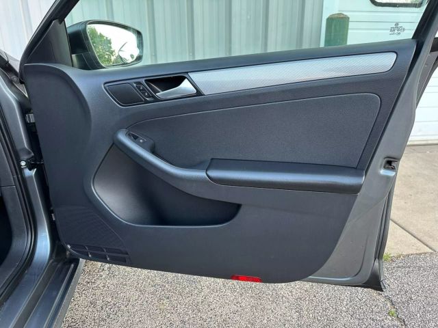 2015 Volkswagen Jetta - Image 21