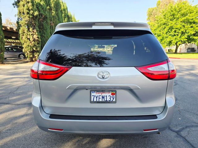 2017 Toyota Sienna - Image 7