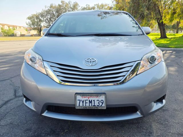 2017 Toyota Sienna - Image 2