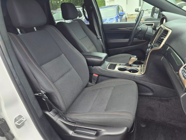 2017 Jeep Grand Cherokee - Image 16