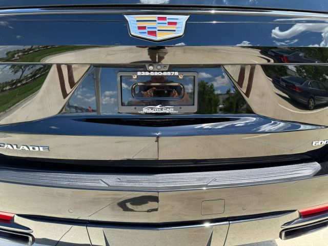 2022 Cadillac Escalade - Image 24