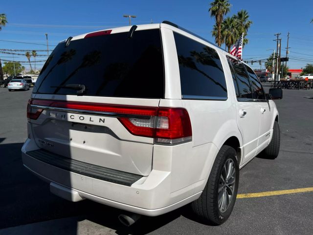 2017 Lincoln Navigator - Image 4